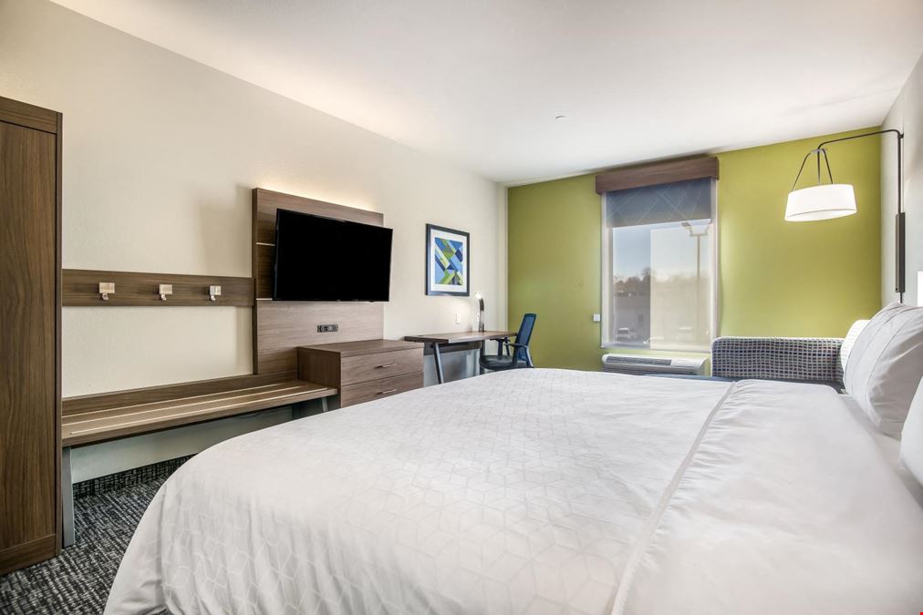 Holiday Inn Express & Suites Tulsa East-Catoosa