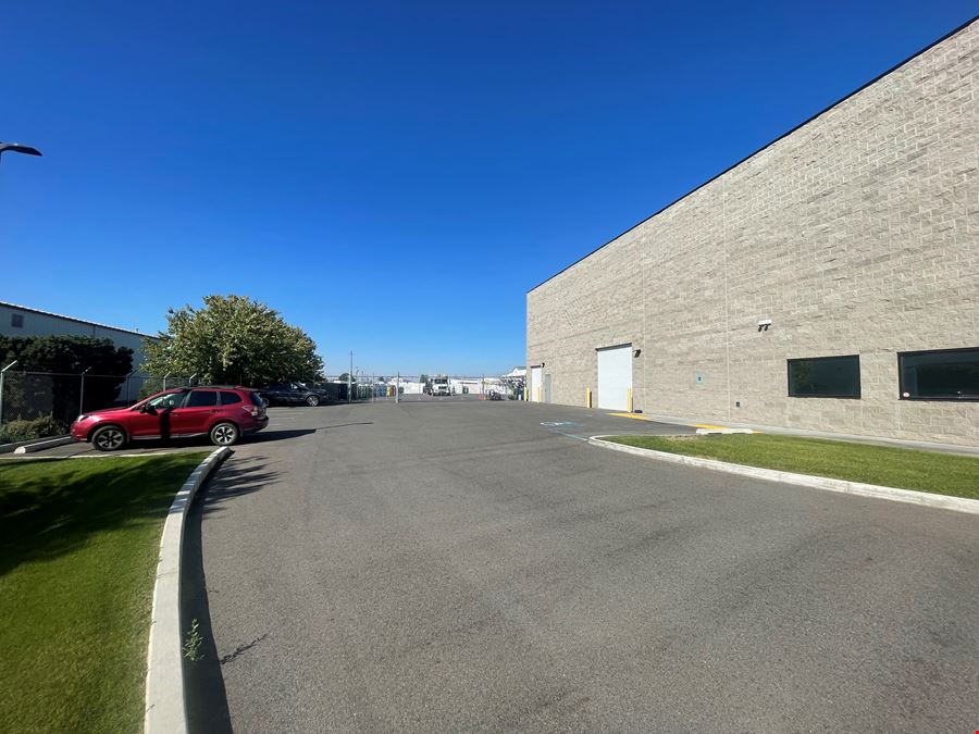 Industrial Warehouse & Showroom for Lease