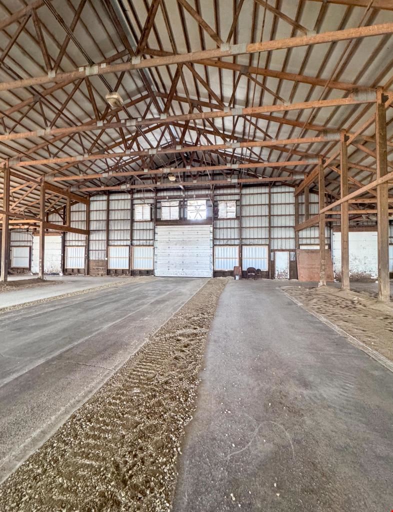 Large Industrial Warehouse with Flexible Layout & High-Capacity Doors