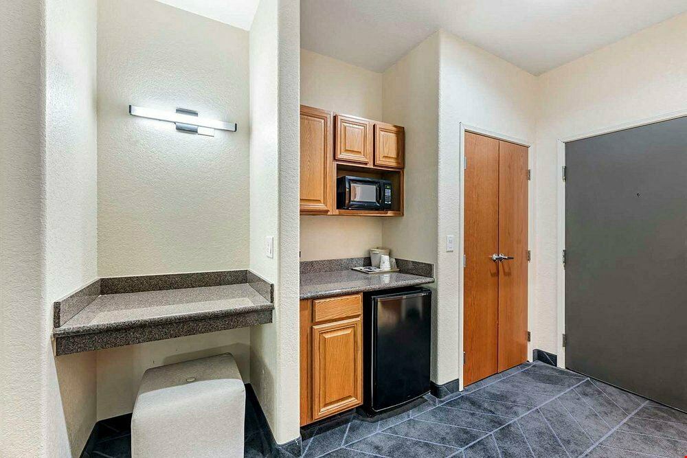 Lubbock West Inn & Suites