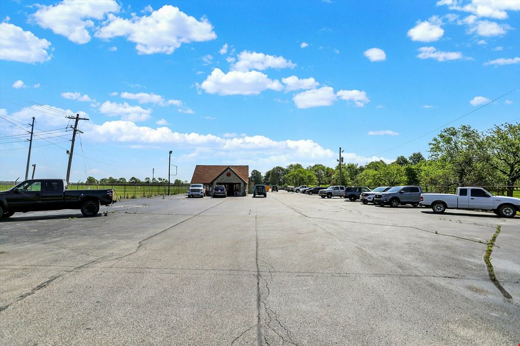 Car Lot and Auto Garage in Johnson County For Lease