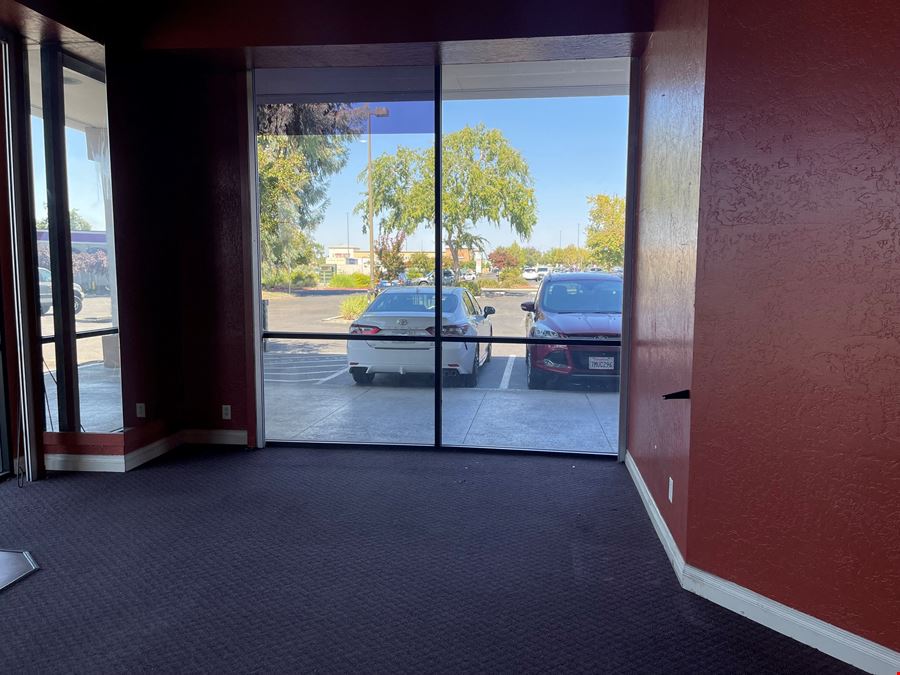 Prime Blackstone Ave Burlington Plaza Space Available