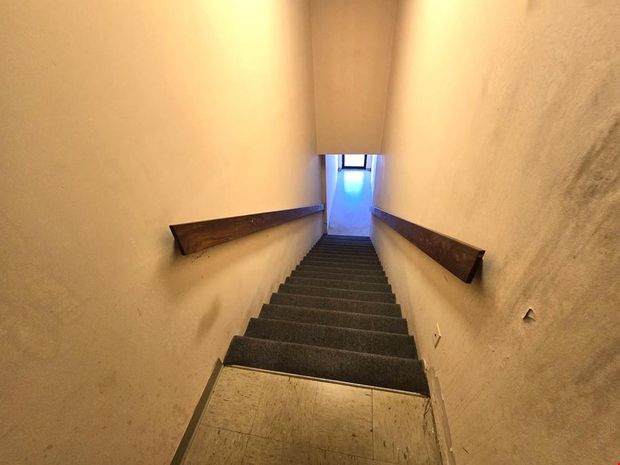 Unique 2nd floor 1400 +/- SQFT office space