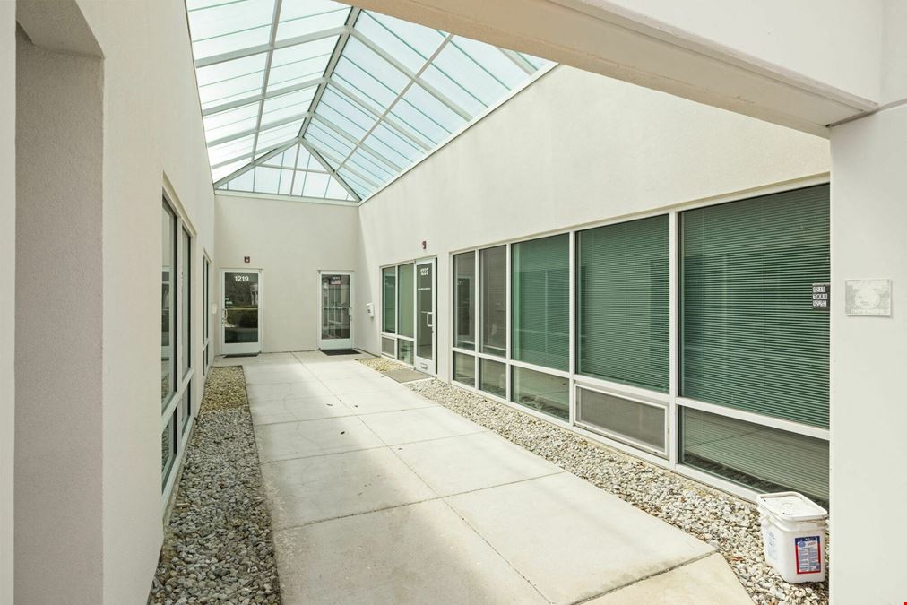 1211-1231 West Lakeview Court