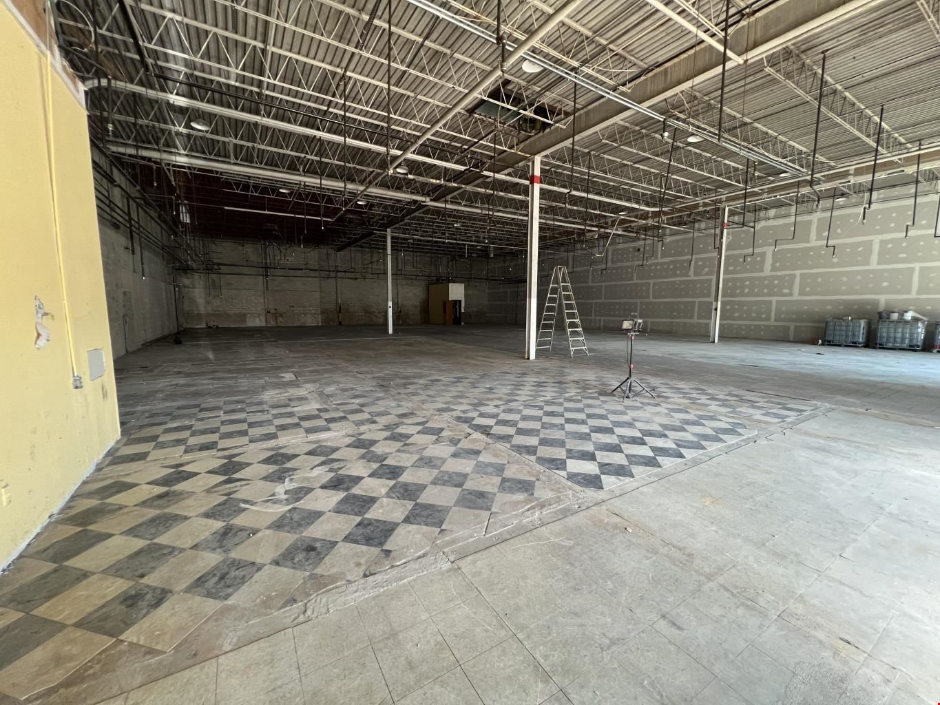 Versatile Retail & Event Space – Perfect for Pickleball or Business!