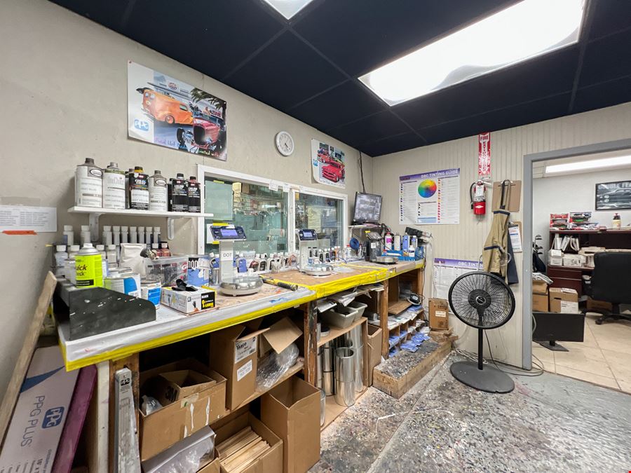 ±3,719 SF Retail / Warehouse Near Veterans Memorial Blvd