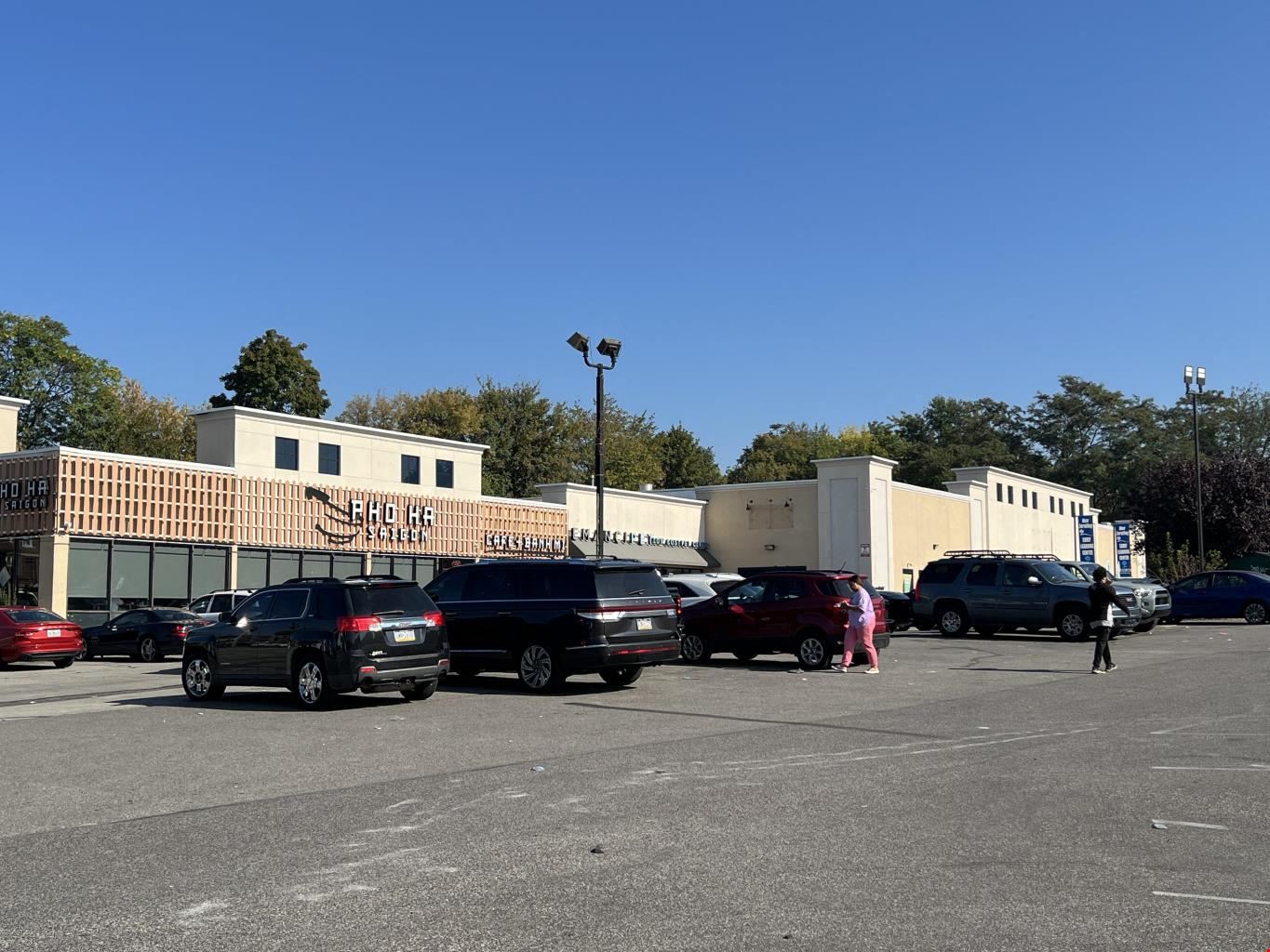 Versatile Retail & Event Space – Perfect for Pickleball or Business!