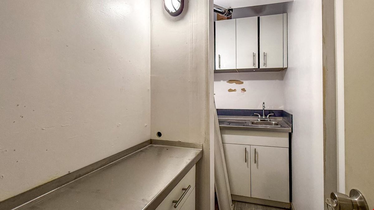 Well Positioned Commercial Unit