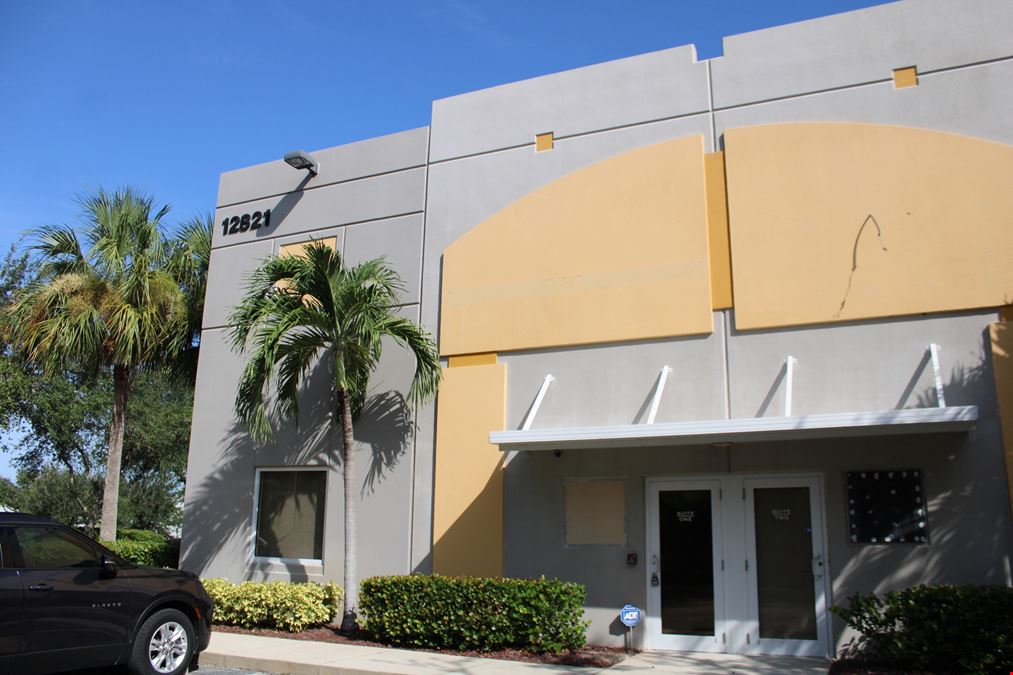 2,400 SF Flex Condo For Sale in Fort Myers
