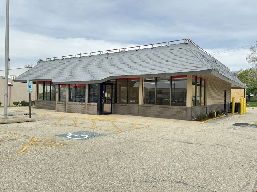 590 Roosevelt Road