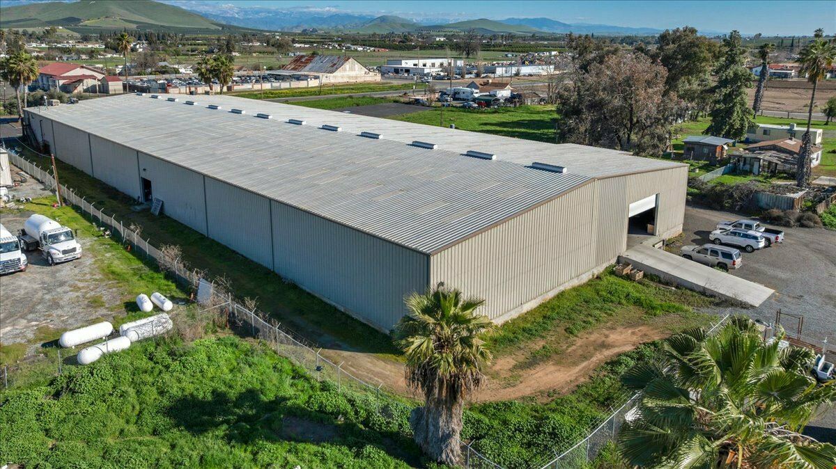 Freestanding Heavy Industrial Building w/ Office/Showroom on ±6.55 AC