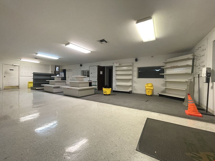 10,440 SF Distribution Facility on 0.86 AC For Sale or Lease