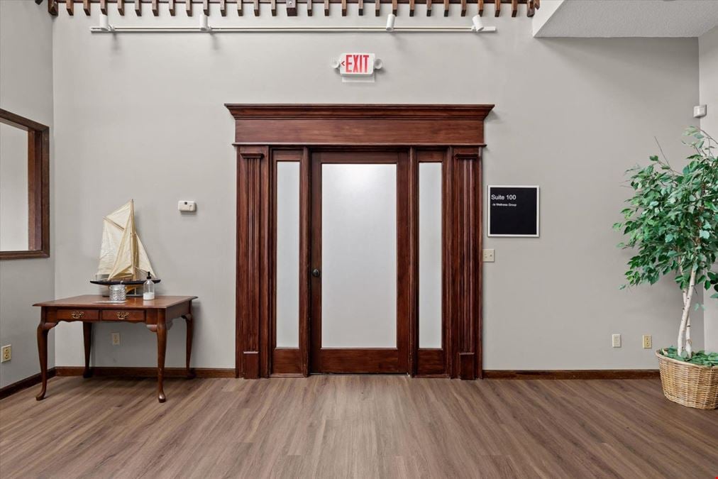 2 Executive Suites 