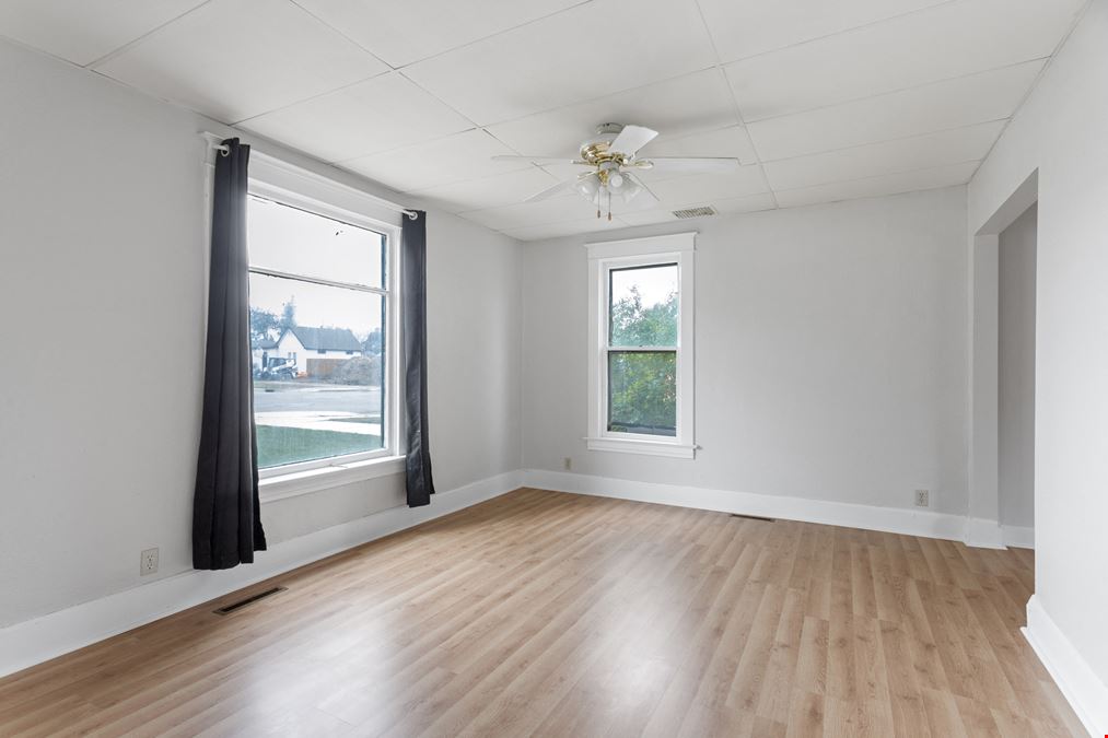 320 8th St W