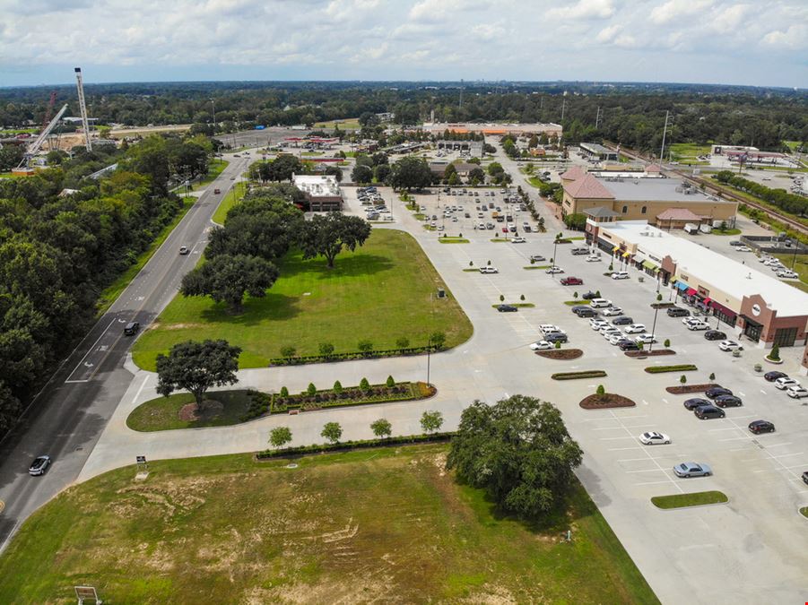 Pad Sites Near I-10 at Highland Park Marketplace