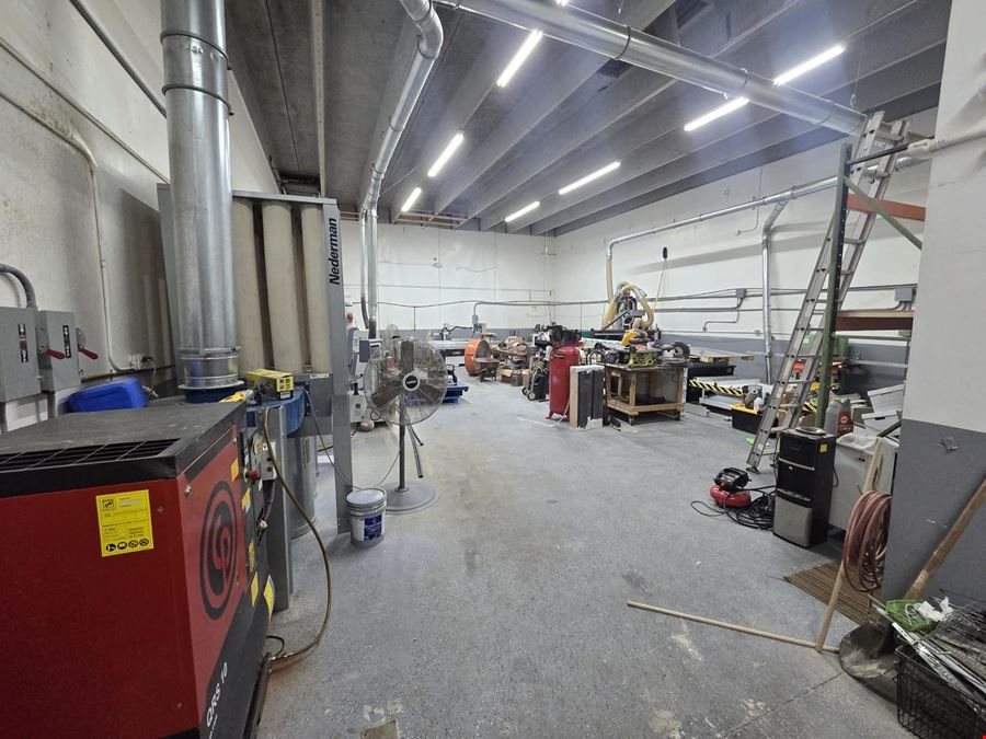 Office / Warehouse 2,628 SQFT