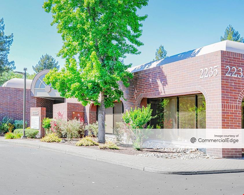 The Lakes - 2225-2255 Challenger Way