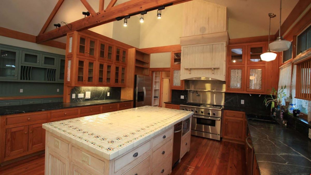 6,812 sf. home on 39 acres in Guntersville, AL