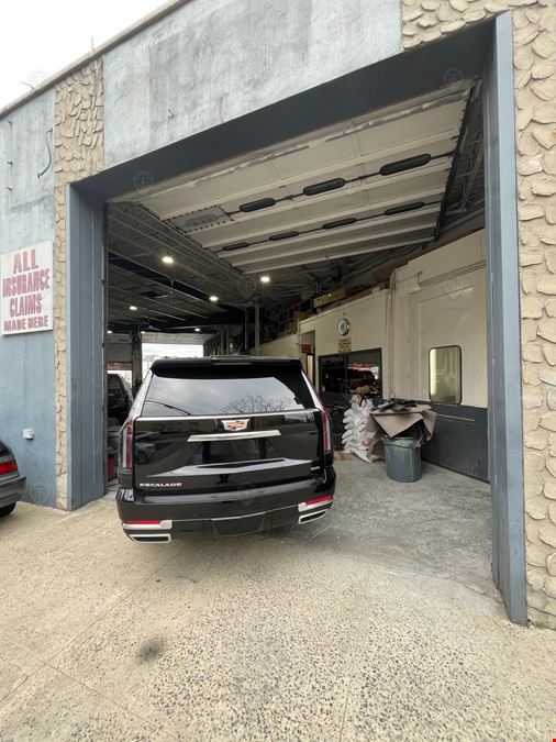 6,100 SF | Corner Retail/Industrial Building with Successful Auto Repair For Sale