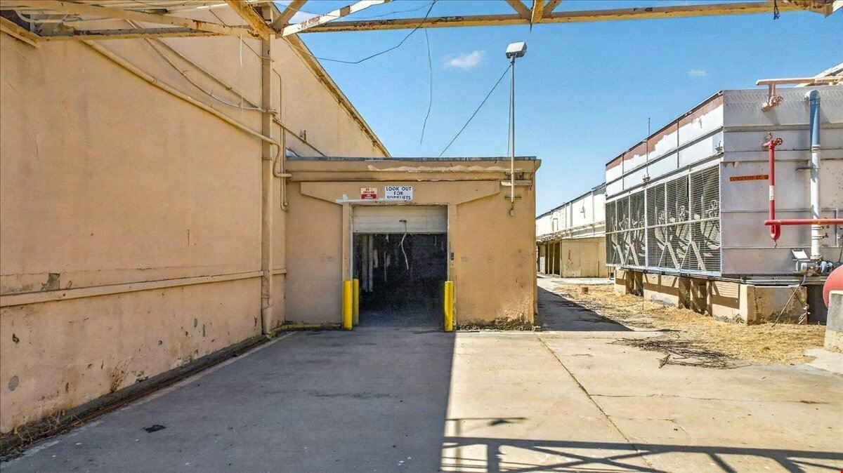 ±104,905 SF of Distribution Warehouse on ±6.10 Acres