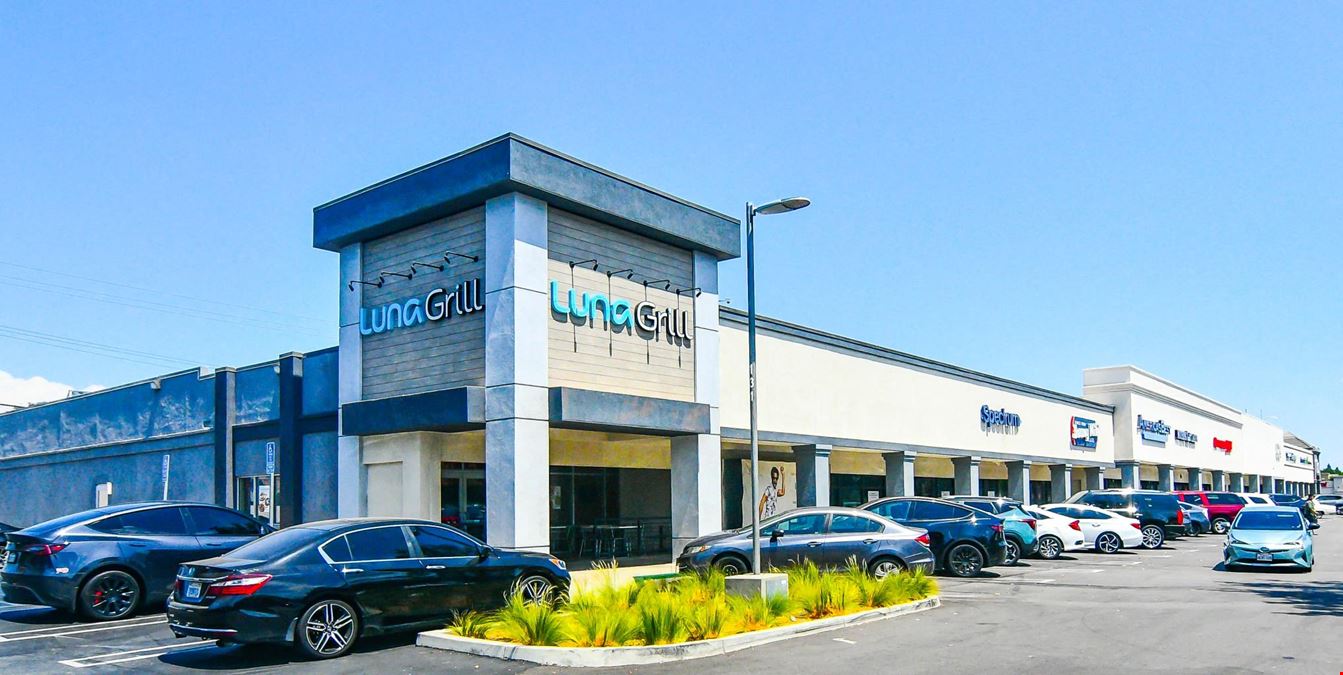 Chipotle + IHOP | Candlewood Shops @ Lakewood Center | NNN Credit