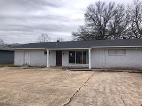 1,980 SF Building For Retail/Office Use