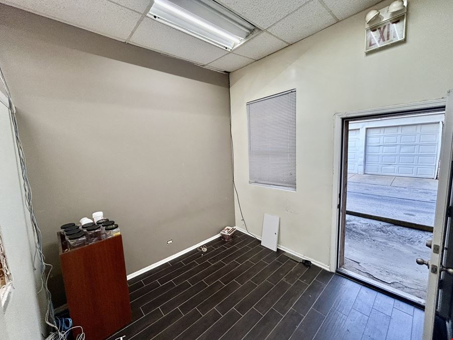 5511 N Lincoln - +/- 900 SF Commercial Storefront