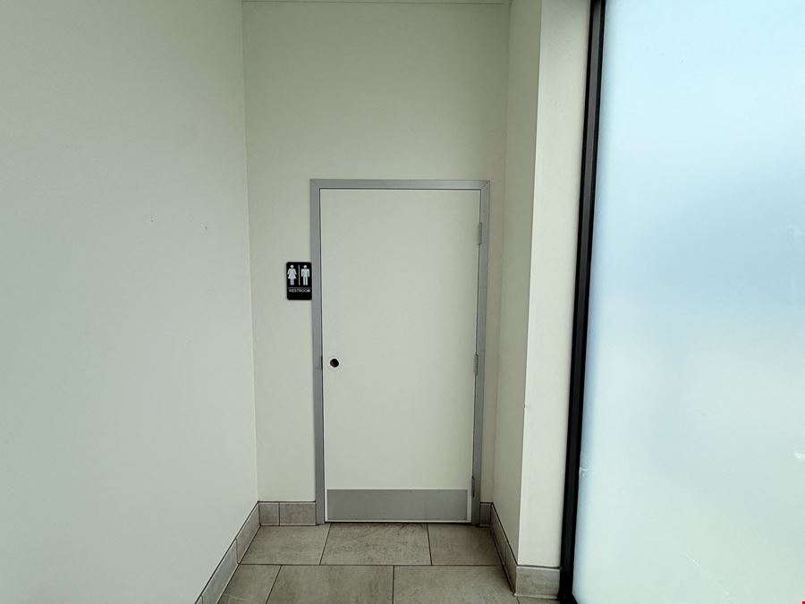 Turn-Key Restaurant Opportunity in High-Traffic Dunkin’ Donuts Plaza