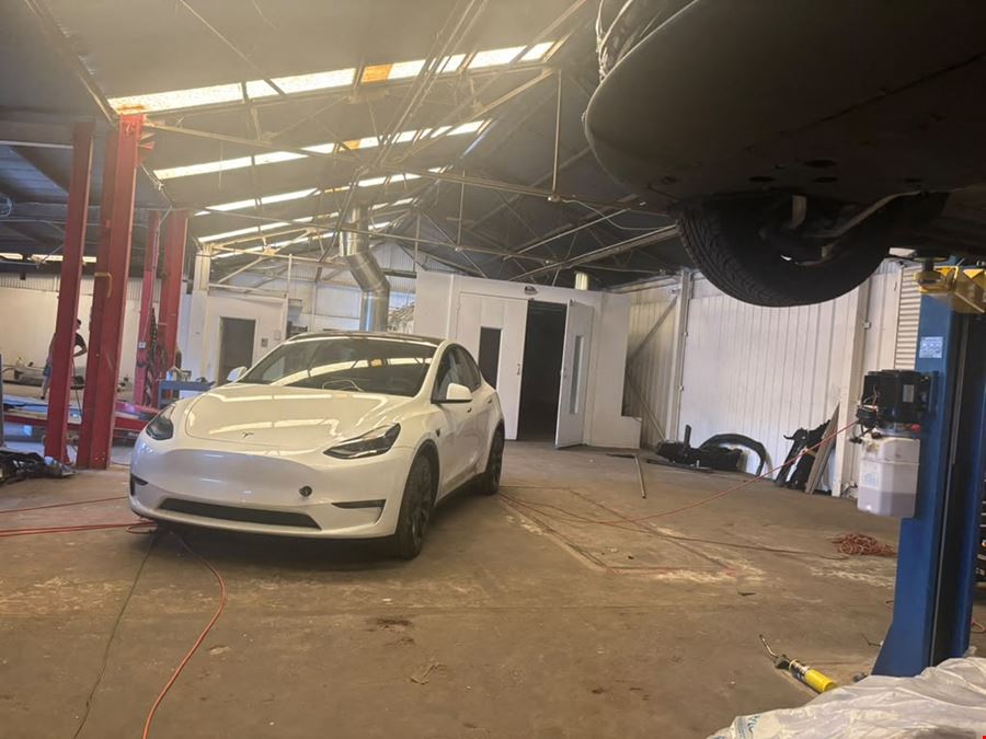 MECHANIC SHOP / AUTO BODY SHOP FOR LEASE