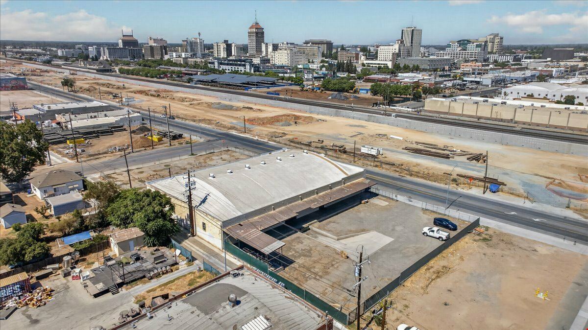 ±15,300 SF Freestanding Industrial Building + Large Yard Area - CA-41 Exposure