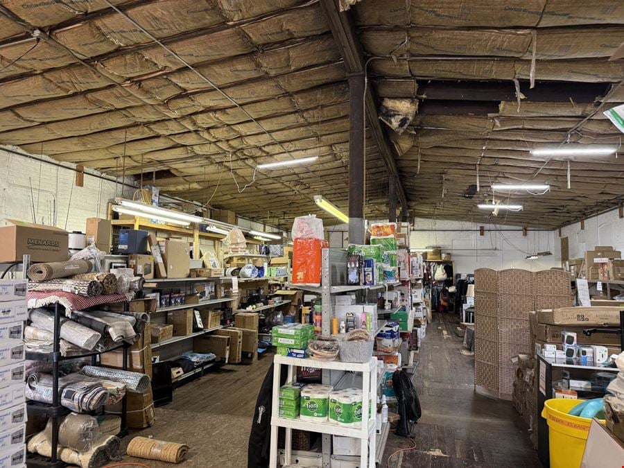 Warehouse in City of Lansing For Lease