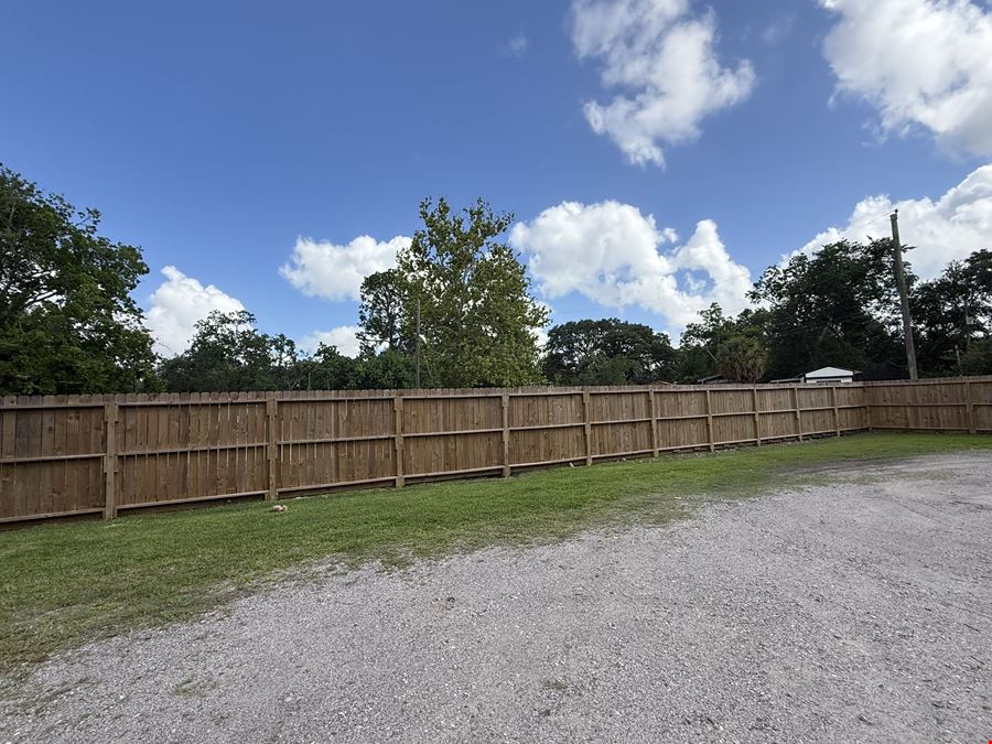 1101 E Main St, League City TX: 16 MULTI-FAMILY UNITS
