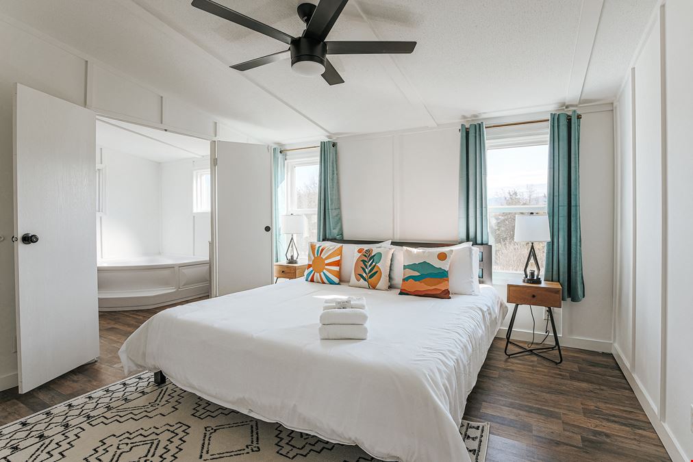TURN-KEY OPPORTUNITY! ACTIVE SHORT TERM RENTAL PROPERTY
