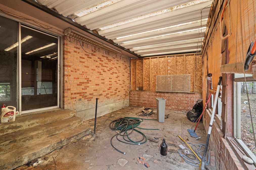 High-Traffic Mixed Use/Land Near I-35 – Owner Finance! Prime Development Opportunity!