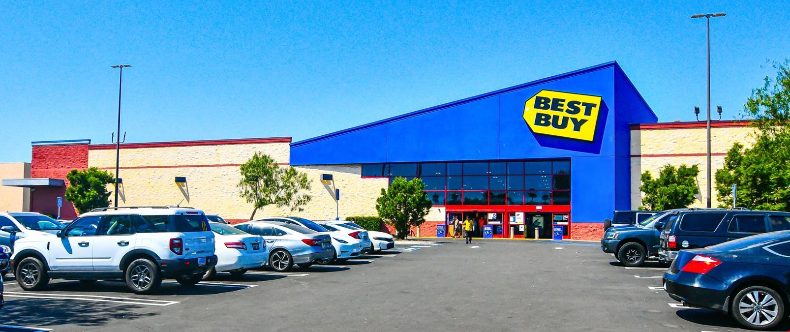 BevMo+FiveGuys Shops @ Lakewood Center