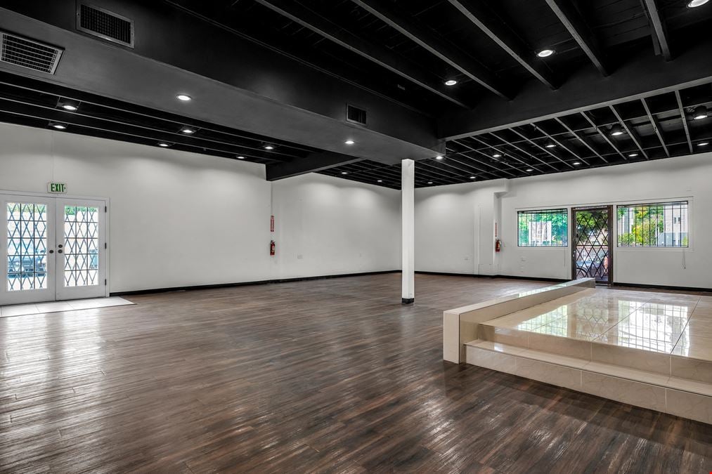 Office/Retail Freestanding Building with lots of parking