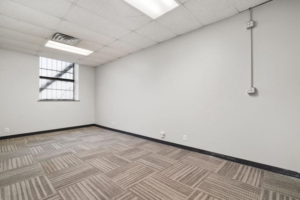31 W Downer PI, Aurora, IL 60506