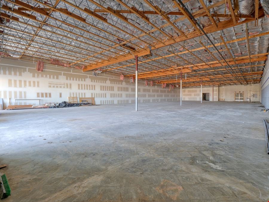 ±31,273 SF ANCHOR BUILDING FOR SALE WITH AN OWNER USER OPPORTUNITY