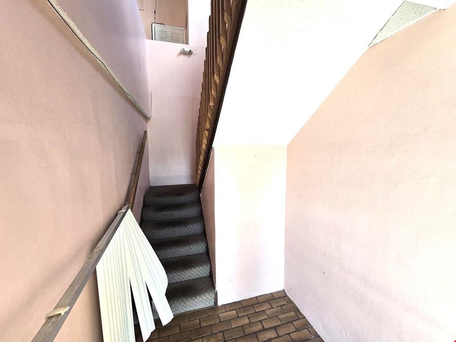 Unique 2nd floor 1400 +/- SQFT office space