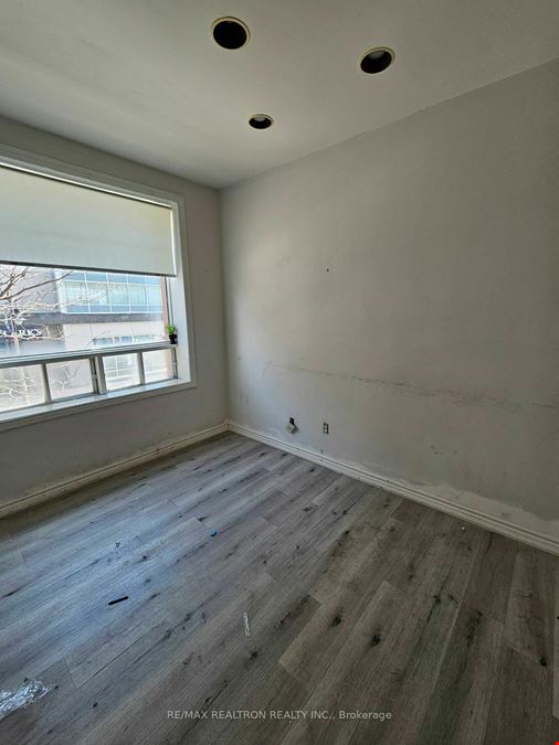 70 Simcoe St N