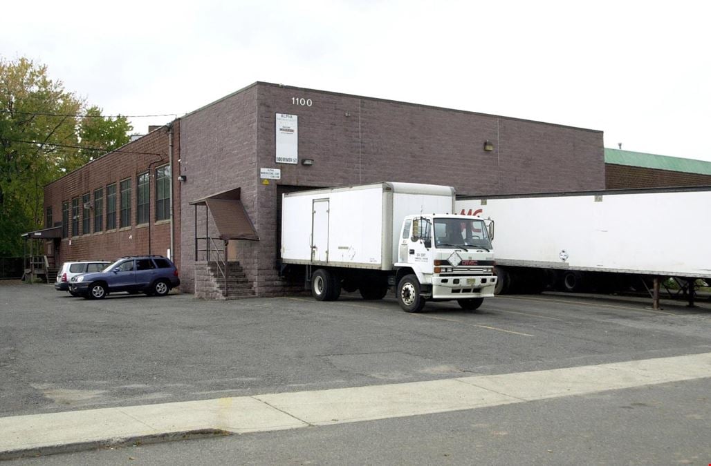 900 sqft private industrial warehouse for rent in Ridgefield