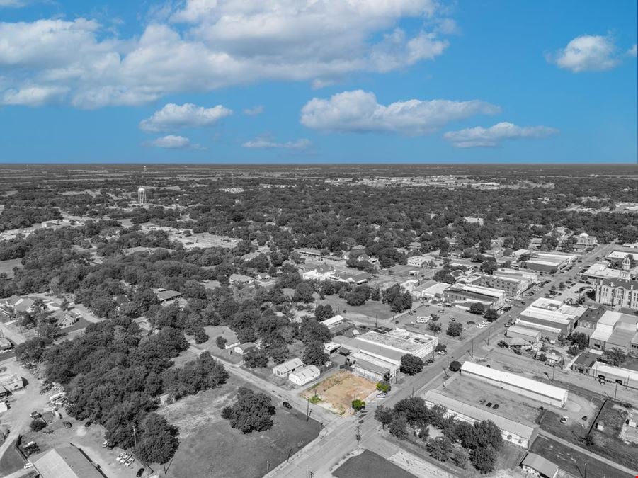 Land for Sale in Downtown Bonham