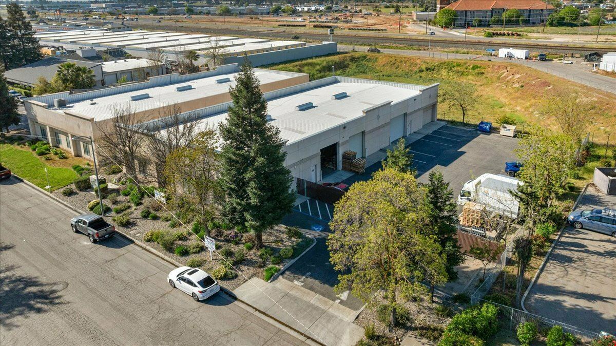 Move-In Ready Office/Warehouse in NW Fresno