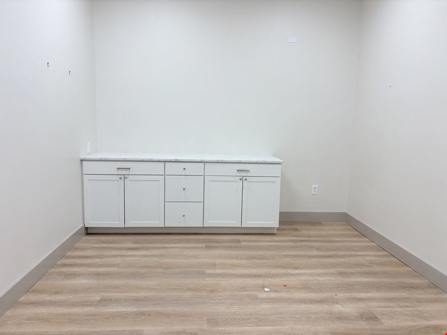 Prime Retail Space In Fruitville Commons