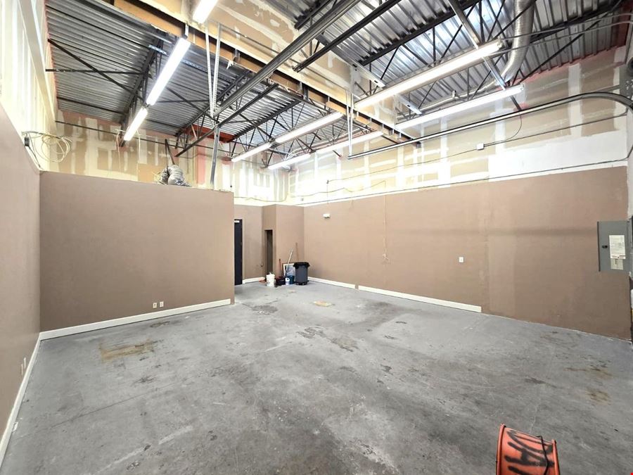 Office / Warehouse 2,021 +/- SQFT