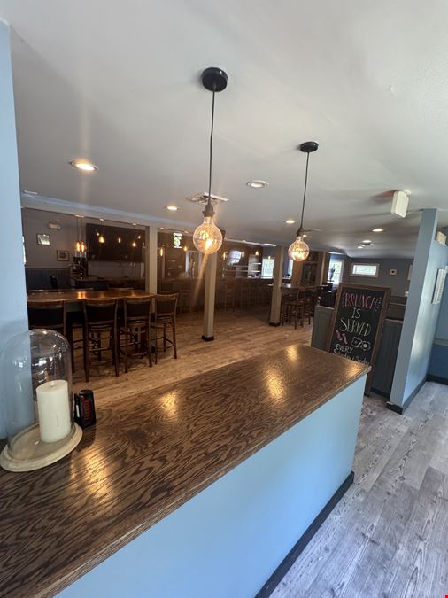 Boonies Restaurant and Tiki Bar