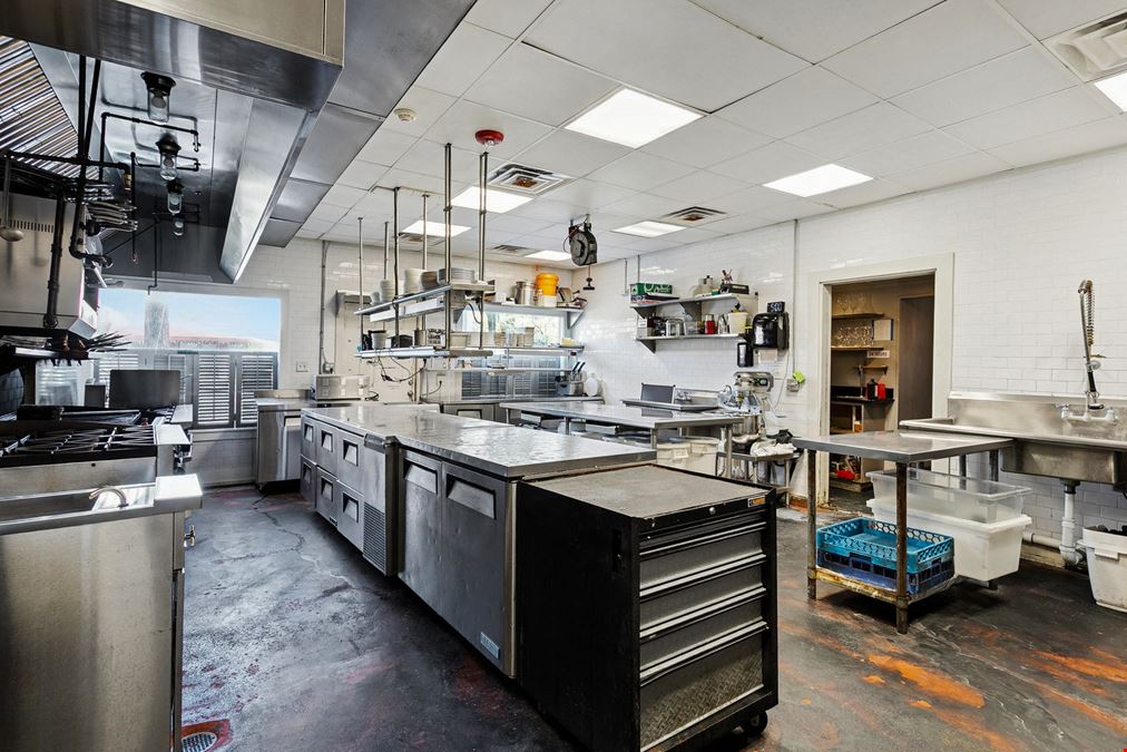 Retail/Restaurant Opportunity on Magazine Street