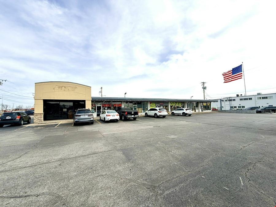 1,420 SF Restaurant / Retail Building For Lease in Northeast Springfield