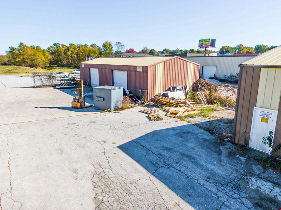 2,000 SF Warehouse For Lease near Scenic & Walnut Lawn