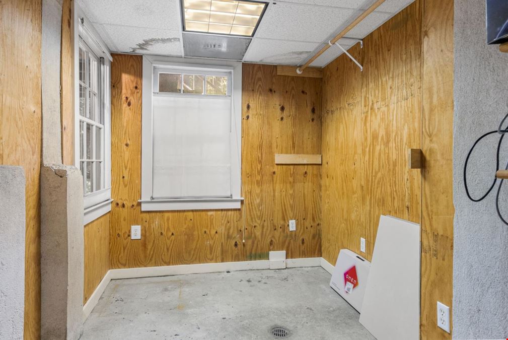 216 E. Gaston Street, Garden Level